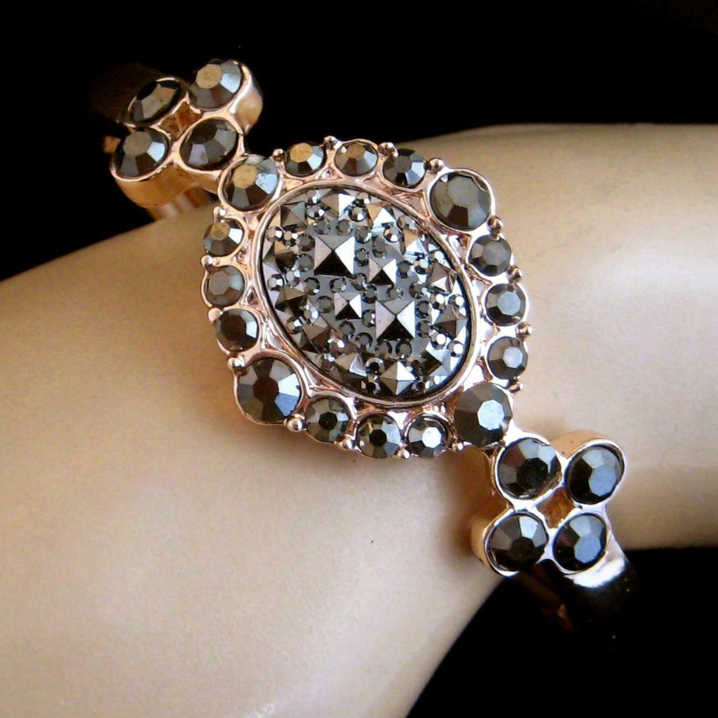 Liz Claiborne Bracelet Jet Rhinestones Goldtone Setting Nib 35$